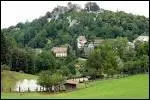 Cette petite ville ancienne, btie dans un joli site du Jura alsacien, est surplombe par les ruines de deux chteaux assis sur un impressionnant piton rocheux  612m d'altitude.