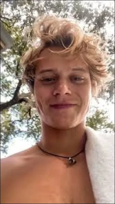 Qui lui apprend qu'il est adopté ?