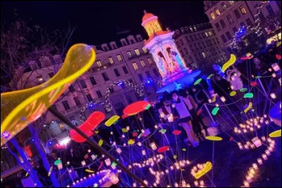 Dans quelle ville fête-t-on la lumière en ce mois de décembre ?