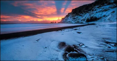 Dans les pays scandinaves, il fait nuit durant 24 h sur cette période. Comment nomme-t-on ce ciel ?