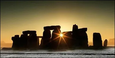 Quel est cet ensemble mégalithique considéré comme un calendrier astronomique ?