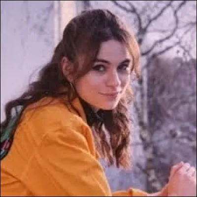 Avant d'entamer une carrière solo, Adèle Castillon a fait partie du groupe Taxi Therapy.