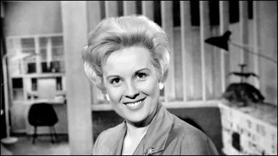 Et toujours une question la concernant : que ne quittait-elle jamais ?
(On joue toujours avec les homonymes des noms de famille des stars !)