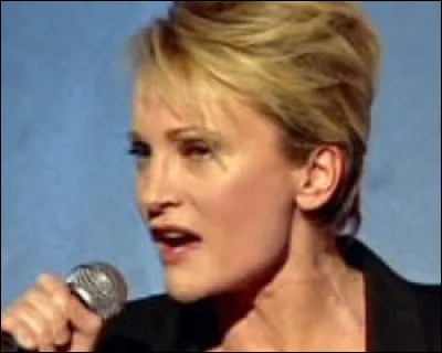 Mon mec à moi, il me dit que je suis belle et mademoiselle chante le blues ! Mais que fait-elle si son mec est odieux avec elle ?