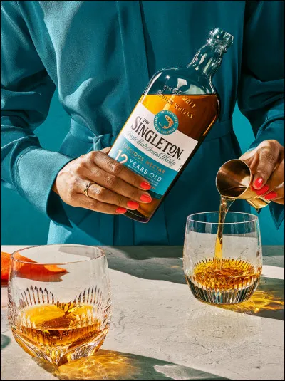 Une petite fille entre dans un bar et commande un verre de whisky à 8 . Elle donne un billet de 20  au barman.
Combien de monnaie le barman lui rend-il ?