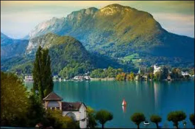 Qui y a-t-il au fond du lac d'Annecy ?