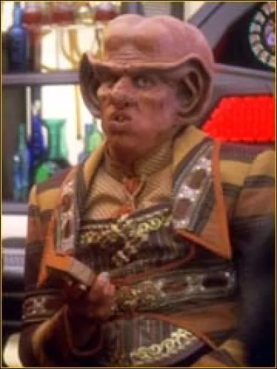 Son cousin, trafiquant d'armes notoire, tenta de le tuer, mais s'engagea tout de même ensuite avec lui dans une affaire qui s'avéra désastreuse. Il possédait une lune mais a fini par se faire arrêter pour vagabondage... Il se nomme...