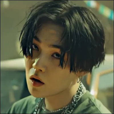 Quel est son salaire par mois ?