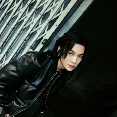 Quelle est la chose que Suga garde sur lui constamment ?