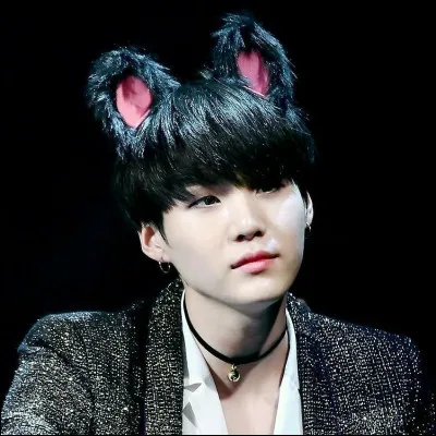 Combien de chansons produit-il par an (environ) ?