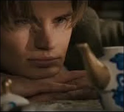 Qu'est-ce qui est écrit sur le mot de Cole près de la théière ?