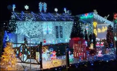 Cette belle maison est à voir en Île-de-France, à Chenoise-Cucharmoy. Commune de l'arrondissement de Provins, elle se situe ...