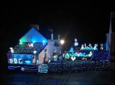 Si vous voulez voir ces illuminations, direction la Bretagne, à Gouézec. Commune de l'aire d'attraction Quimpéroise, sur la rive gauche de l'Aulne, elle se situe dans le département ...