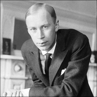 Quelle suite musicale compos&eacute;e par Sergue&iuml; Prokofiev inclut des coups de timbales illustrant des coups de feu ?