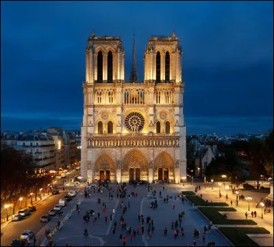 Le 7 décembre 2024 a eu lieu la cérémonie de réouverture de Notre-Dame de Paris. Pourquoi avait-elle été fermée ?
