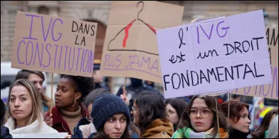 Quand est-ce que le Parlement réuni en Congrès a constitutionnalisé l'IVG (interruption volontaire de grossesse) ?