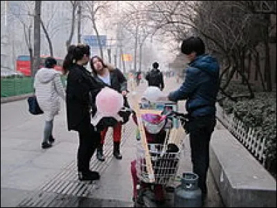 La machine à barbe à papa est basée sur la force centrifuge. Plus le centre tourne vite, plus les filaments sont...