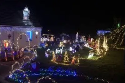 Nous terminons notre deuxième partie en Île-de-France, devant cette maison à Émancé. Village de l'arrondissement de Rambouillet, traversé par la Drouette, il se situe dans le département ...