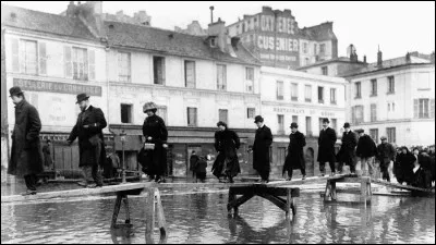 En quelle année démarre un premier système interprofessionnel de retraite ?