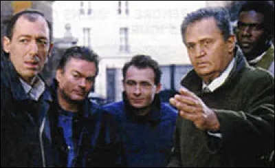 Quel était le prénom de la fille que le commissaire "Navarro" élevait seul ?