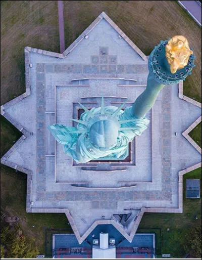 Combien de branches possède le socle en étoile de la statue de la Liberté ?