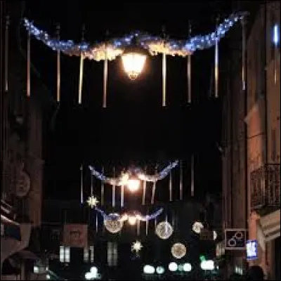 Je vous présent les illuminations de Marvejols. Ville du Languedoc-Roussillon, dans l'arrondissement de Mende, elle se situe dans le département ...