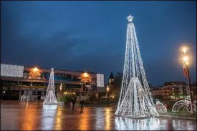 Ici, vous avez les illuminations de Bondy. Ville de plus de 52 000 habitants, dans l'arrondissement de Bobigny, elle se situe dans le département ...