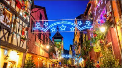 Cette année je vous emmène en Alsace, au marché de Noël de Riquewihr. Commune du parc naturel régional des Ballons des Vosges, sur la route des vins d'Alsace, elle se situe dans le département ...