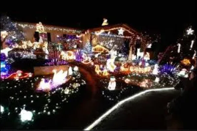 Nous sommes devant une maison décorée de Saint-Hilaire-de-Loulay. Ancienne commune Vendéenne, elle se situe en région ...