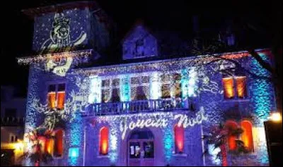 Je vous attends devant l'hôtel de ville de Lamastre. Ville de l'arrondissement de Tournon-sur-Rhône, elle se situe dans le département ...