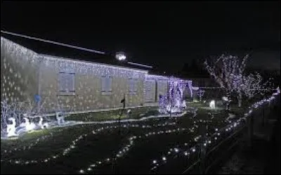 Ces belles illuminations blanches sont à voir à Brie. Ville picto-charentaise, dans l'aire d'attraction Angoumoisine, elle se situe dans le département ...