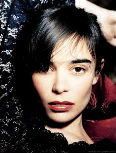 Aprs avoir vcu 'La Vie Rve des Anges', elle a incarn un agent frenchie dans la cinquime saison d' 'Alias' ?