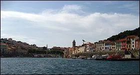 Petite ville des Pyrnes Orientales, son Fort Bart domine la baie de Paulilles :