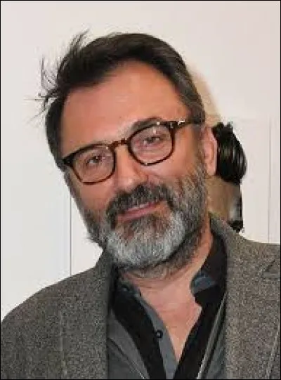 Pour terminer, je vous propose une bouffée d'air avec "Un dimanche à la campagne" 2025 ! Quel est le prénom du présentateur de cette émission ?