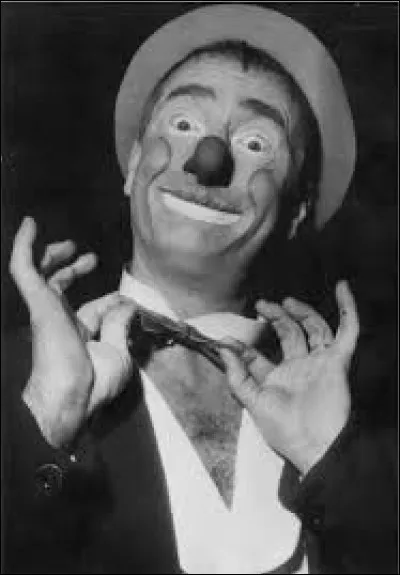 Il était un artiste de cirque français, principalement clown dans le rôle de l'Auguste, à partir de l'année 1930. Quel est son nom ?