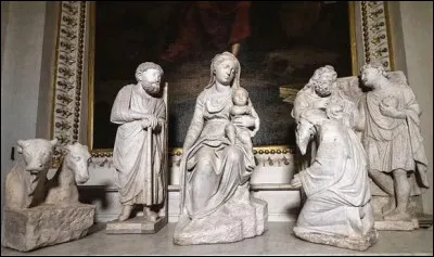 Où peut-on admirer la première crèche sculptée en pierre ?