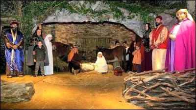 La crèche est généralement constituée de statuettes mais peut aussi être vivante. Quelle a été la première crèche vivante de l'histoire ?