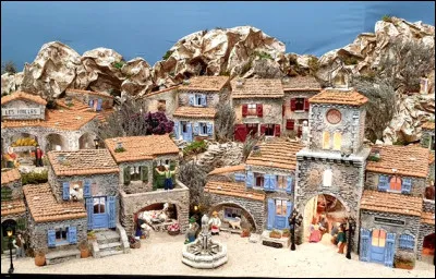 Dans quelle région de France la crèche est-elle confectionnée avec des santons ?