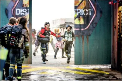 Votre équipe et vous avez des lingots d'or, mais vous devez sortir de toute urgence du District Z, car les zombies veulent vous chasser pour récupérer les lingots d'or que vous avez volés. Comment allez-vous sortir le plus vite ?