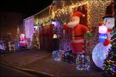 Ce Père Noël vous accueille devant cette maison de Bailleul-le-Soc. Village Isarien, il se situe en région ...
