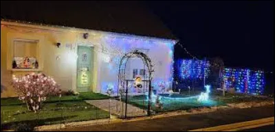 Petite halte devant cette maison à Ardentes. Ville du Centre-Val-de-Loire, dans l'aire d'attraction Castelroussine, elle se situe dans le département ...