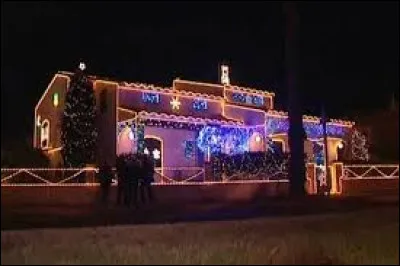 Nous sommes maintenant devant cette maison de Canet-en-Roussillon. Ville de la métropole Perpignanaise, au bord de la Méditerranée, elle se situe dans le département ...
