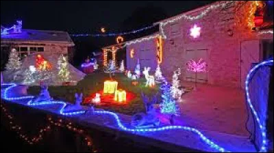 Voici une maison, parmi d'autres, au hameau Chez les Houmeaux. Dépendant du village Deux-Sévrien de Clussais-la-Pommeraie, il se situe en région ...