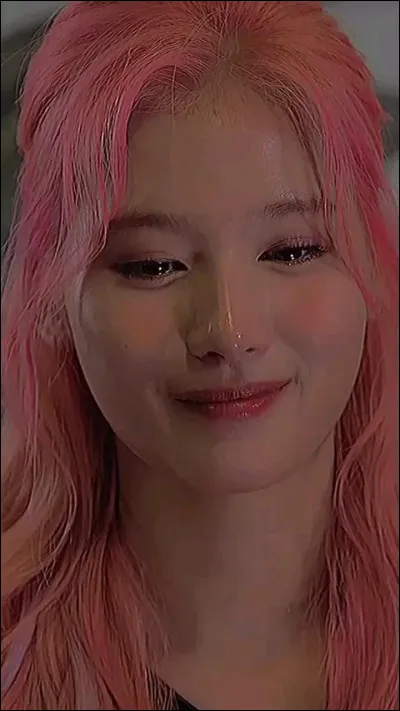 Tu es dans la cour de ton école, de ton collège, de ton lycée ou de la fac et tu vois une fille de ta classe se faire frapper violemment. Comment réagis-tu ?