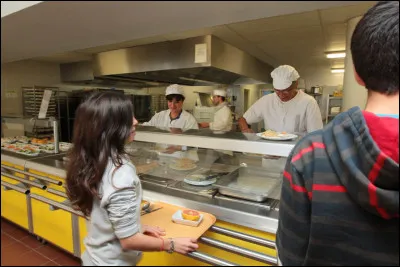 Restes-tu avec lui pour manger ?