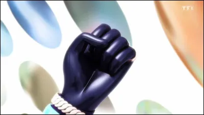 Sur cette image, que serre Monarque dans son poing ?