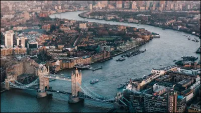 Quelle ville est traversée par La Tamise ?