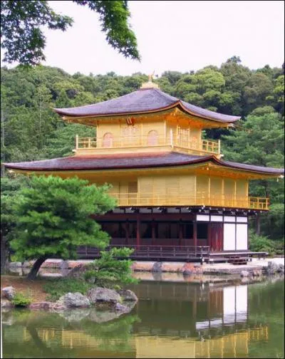 Le Kinkaku-ji ft construit  Kyto au Japon. Il est totalement recouvert d'or. Quel est son nom usuel ?