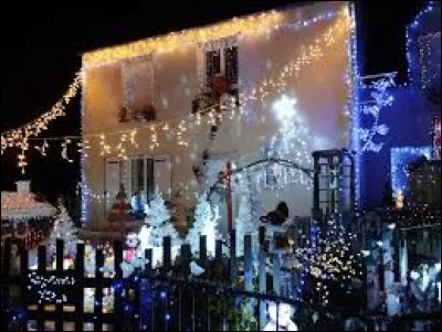 Direction maintenant Quin&eacute;ville, en Basse-Normandie. Village de l'arrondissement de Cherbourg, il se situe dans le d&eacute;partement ...
