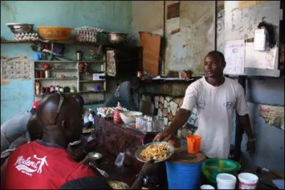 Au Sngal, comment appelle-t-on ceux qui font semblant d'observer le ramadan, mais mangent en cachette de leur proches ?